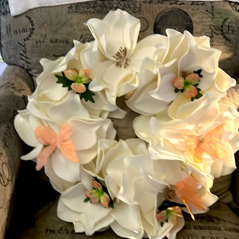 Beautiful cream wreath with peach accent flowers